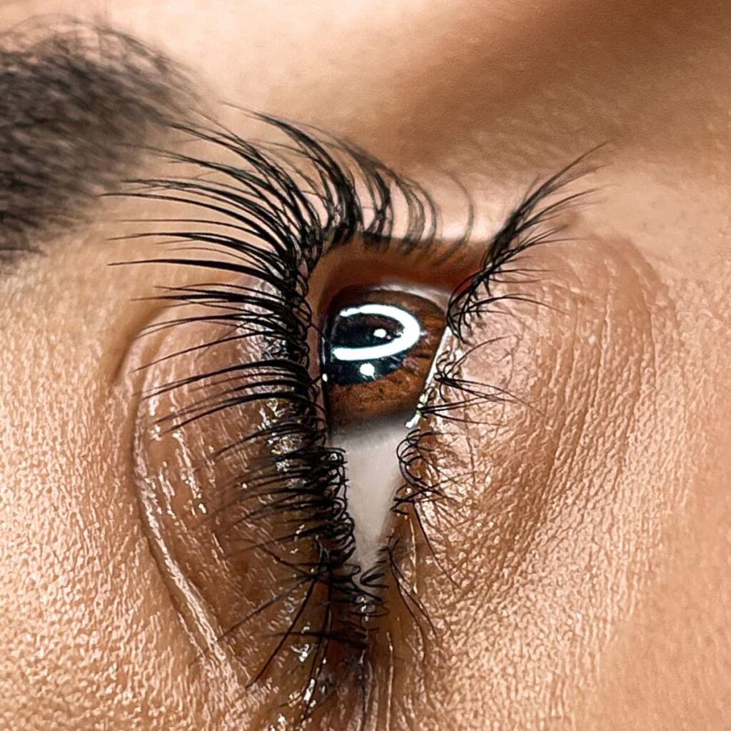 Eyelash lifting is a procedure suitable for women who do not like eyelash extensions but dream of thick, black and curled doll-like eyelashes. If you have thin, light or straight lashes, we will be happy to help!