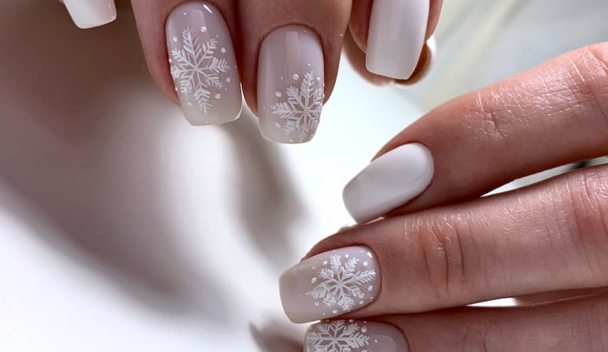 Celebrate the Holidays with these Festive Holiday Nails